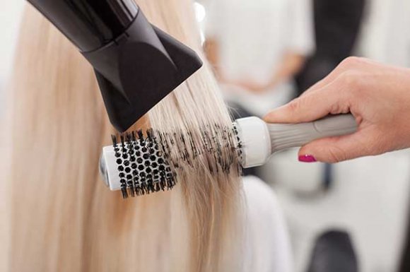 Salon de coiffure pour réaliser un brushing à Chamonix-Mont-Blanc - L’Atelier des Coiffeurs